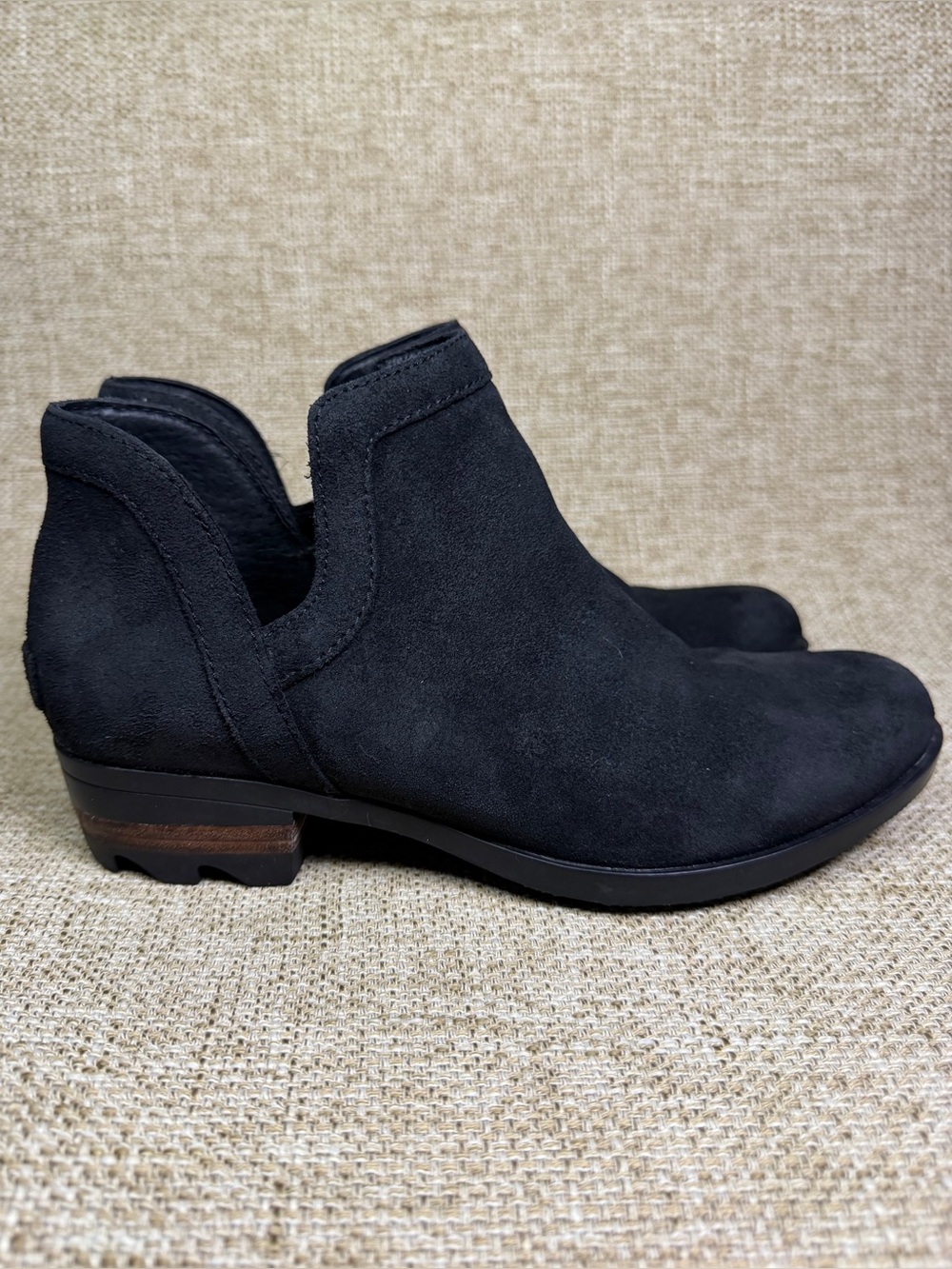 Sorel Lolla Black Suede Cutout Ankle Booties. Like New! Size 7.5